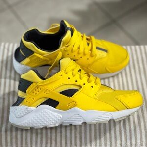 Nike huarache grade school size 6.. 24 cm fits